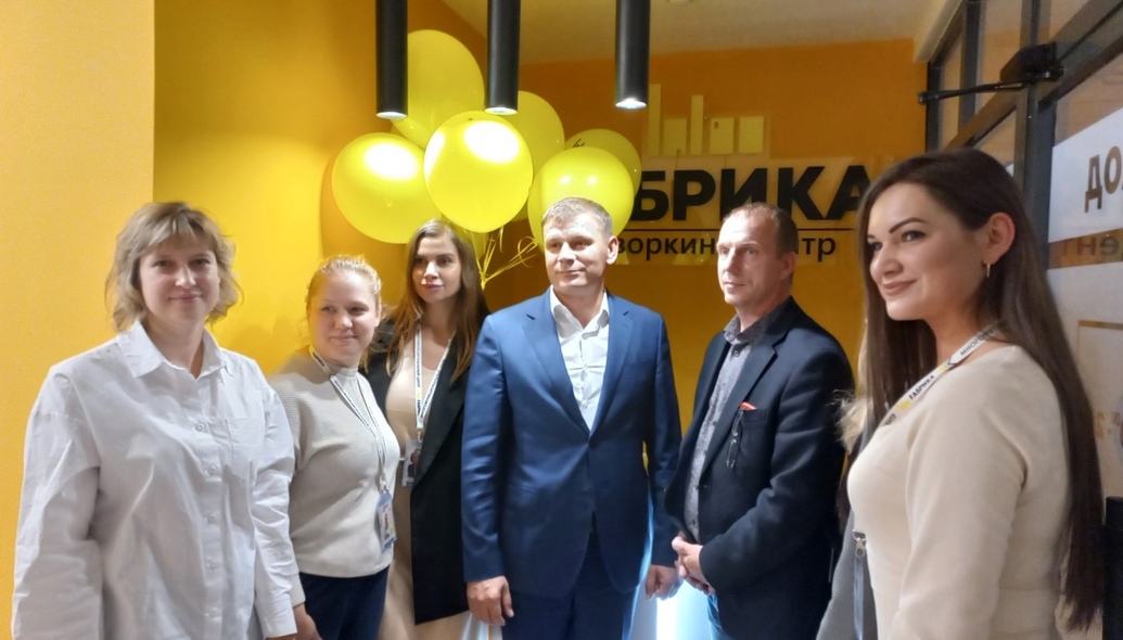 Состоялось значимое событие в истории МФЦ «FАБРИКА» Наша команда открыла второй коворкинг-центр в г. Электросталь. Он находится по адресу г. Электросталь, ул. Комсомольская, д. 1 — МФК «Янтарь».Состоялось торжественное открытие, на котором присутствовали не только сотрудники МФЦ «FАБРИКА», но и приглашенные гости: директор МКУ «Департамент по развитию промышленности, инвестиционной политике и рекламе» г. Электросталь Ирина Игоревна Епифанова и заместитель главы администрации г. о. Электросталь Роман Савельевич Лавров.Роман Савельевич перерезал ленту и произнес торжественную речь, тем самым объявив новый коворкинг-центр открытым.Мы уже готовы принимать резидентов в наших стенах. В помещении площадью более 200 кв. м. создано 8 отдельных офисов, переговорная, а также есть 2 индивидуальных рабочих места.В случае, если Вы в поисках стильного рабочего помещения на восточной стороне нашего города — звоните! 8-915-1-333-111
