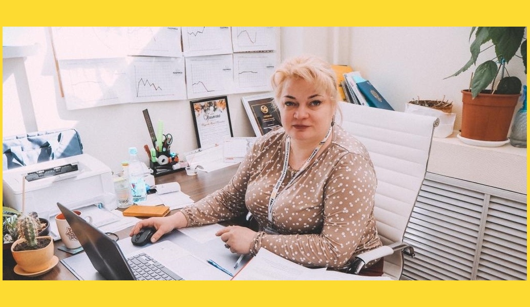 Я приветствую Вас, мой читатель, и хочу раскрыть еще одну страничку истории развития МФЦ Fабрика. На этот раз со стороны такого ресурса как сотрудники. Согласитесь, ведь без них не произошли бы все те разительные и замечательные перемены, какие мы сейчас наблюдаем. И хочу начать свой рассказ с себя. Сразу пришло на ум высказывание великого Конфуция: Если хочешь изменить мир, начни с себя». Меня зовут Елена Ходунова, и вот уже пошел третий год как я являюсь руководителем отдела персонала МФЦ Fабрика. Путь мой в HR-сферу был далеко не прямой. Получив первое образование хорового дирижера и пианиста, я поняла, что это все скорее для души и семейных вечеров, где после вечернего чаепития папа всегда просил: «Помузицируй, дочка». До сих пор когда я подхожу к инструменту, у меня звучат в душе его слова и пальцы уже сами бегут по клавиатуре. На заре своей трудовой деятельности я все-таки решила начать с того, что хорошо знаю – это компьютер, и пошла бухгалтером на первичную документацию. Было приятно слышать от своего руководителя, что так быстро у нас еще никто не вводился в должность. Когда через 1,5 года мне предложили пойти учиться на бухгалтерский учет и параллельно принимать дела на пост главного бухгалтера в ресторане первой категории на Арбате – я задумалась…. Туда ли я иду, этим ли я хотела заниматься. И поняла, что мне не хватает общения с людьми. Ведь нас так много, и мы все такие разные – это так здорово и интересно! И я пошла на психологический факультет, при этом кардинально изменив сферу деятельности. Я устроилась ассистентом в отдел персонала крупной компании с численностью 1500 человек. А дальше как по схеме, думаю вы уже догадываетесь. Через 1,5 года я уже занимала пост руководителя отдела подбора персонала. Вот на этой должности и реализовалось мое предназначение. А при чем здесь HR и интерес к людям – спросите Вы. А связь самая прямая! Как важно понять кто пришел к тебе на собеседование, что ему интересно, чего он ждет от своего профессионального поприща. А еще важнее сопоставить вакансию, на которую он пришел, и его потенциал – ведь от людей, которые приходят на работу в Компанию, зависит будет она сильной и эффективной или это будет посредственная деятельность. Вот здесь и начинается твоя важная миссия: правильно подобрать сотрудника! Но подбор персонала – это всего лишь одна грань HR-сферы. И вот когда я пришла на Fабрику я поняла, сколько еще этих граней мне придется вышлифовывать в себе. Скажу сразу - это был трудный путь, первые два месяца мне казалось, что обучаться мне придется вечно, чтобы влиться в ту четко выстроенную систему менеджмента, которая была на Fабрике. Но помощь руководителя Компании, терпение коллег при ответе на мои бесконечные вопросы, помогли мне освоиться и через несколько месяцев видеть результат своего труда по многим направлениям своей HR-деятельности. Отдельно упомяну ту систему обучения, благодаря которой я «прокачала» себя и свои силы, стала частью команды и увидела наконец(!) плоды своего труда в разрезе пользы для Компании. Даже еженедельные задачи, которые стояли передо мной постоянно, требовали моего профессионального совершенствования и нестандартного подхода. Именно такие условия и развивают сотрудников, не дают им «заскучать» на своей должности. А дальнейший сценарий Вы уже тоже знаете! Через 1,5 года я начала обучение на более высокую должность на нашей Fабрике. Пройдя этот путь и проведя анализ, я с уверенностью могу поделиться тремя важными советами с Вами: 1. Принимайте во внимание интеллект и личностные качества человека При общении с коллегами, партнерами, клиентами принимайте во внимание - не все люди одинаково сообразительны: у кого-то на решение простой задачи уйдёт секунда, у другого — час. Учитывайте, насколько человек усидчив или, наоборот, активен; любит ли он общаться или ему больше нравится в одиночестве возиться с техникой. На это важно обращать внимание, потому что, если Вы потратите ресурсы на обучение, которое человеку не подходит по личным качествам — это будет инвестиция вникуда. Но если Вы обучите человека тому, что ему близко, то моментально получите выдающиеся результаты. 2. Контролируйте прокрастинацию Буквально термин «прокрастинация» переводится как «откладывание на потом (через час, на завтра, с понедельника и т.д.)». Вы не забываете про задачу, Вы физически можете ее выполнить – но умышленно откладываете выполнение. Начинаете действовать, лишь когда сроки выполнения задачи критически «поджимают»? Что же делать? Всего три шага: Опознавать расхитителей времени и изолировать их или от них (например, поставить телефон на авиарежим, отключить телевизор, попросить в течение определенного времени Вас не беспокоить и т.д.) Четко представьте, что будет результатом, если бы это уже было сделано Придумать первые микрошаги (например, придумать название для статьи, или создать отдельную папку для документов и т.д.) и сделайте их Эти простые действия сподвигнут и буквально потянут Вас к выполнению намеченного. 3. Самопомощь, если Вас «вывели из себя» Бывает, что рабочие или жизненные ситуации складываются не совсем приятно для нас. Не важно получение это обратной связи от руководителя или недопонимание, которое вылилось в конфликт с коллегой. В любом случае такие состояния не надо заминать и «прятать» в себя. Надо действовать по принципу Помоги себе сам! Итак, алгоритм само помощи: Возьмите чистый лист бумаги, карандаш и если есть возможность уединитесь, если нет такой возможности просто сядьте за свой рабочий стол и попросите коллег не беспокоить некоторое время Мысленно задайте себе вопрос: «Что я чувствую сейчас?», «В каком я состоянии?» Начните рисовать свое состояние на листе, так как Вы чувствуете, так как хотите, дайте фантазию и снимите все ограничения. Буквально вылейте через рисунок свое состояние, рисуя чувствуйте, как он покидает Вас перемещаясь на бумагу Когда закончите посмотрите на изображение немного отстраненно, как бы отдалившись на некоторое расстояние. И задайте себе вопрос: «А что я сейчас чувствую?». Если захотелось что-то добавить в рисунок – добавьте, если хотите назвать его – подпишите, если все устроило значит так и оставляем Далее необходимо сделать следующее на выбор: разорвать его и выкинуть в мусорное ведро, изрезать ножницами в мельчайшие кусочки и спустить в унитаз, скрутить в невообразимый узел и выкинуть, свернуть в снежок и попинать или потоптать ногами и т.д. Выполнив эти простые действия, Вы освободитесь от негативного состояния, при этом не оставив его в себе. Напоследок хочу сказать: я рада что обстоятельства моей жизни привели меня на Fабрику, именно в этот коллектив, именно в эту локацию. Еще столько интересного впереди – Сделать! Достичь! Реализовать! И разделить эту радость с коллегами!
